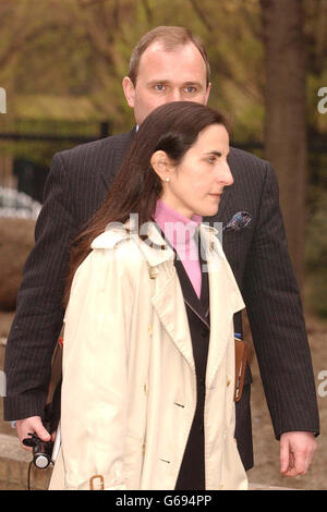 Il maggiore Charles Ingram e sua moglie Diana arrivano a Southwark Crown Court mentre il suo caso continua. Foto Stock