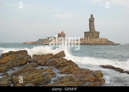 Oceano Indiano e Vivekananda Rock Memorial, Kanyakumari, Tamil Nadu, India Foto Stock