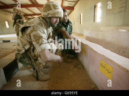 Il capitano Ken Jolley è stato mostrato un cartello su un posto nella sala delle informazioni di una base irachena abbandonata vicino a Basra, presumibilmente assegnata al "consulente chimico". Foto di Dan Chung, The Guardian, MOD Pool Foto Stock