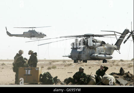 La Jalibah Forward Operation base (JFOB), una base aerea statunitense nel deserto occidentale dell'Iraq meridionale e sede del 29 e 16 US Marine Air Group (MAG). Foto Stock