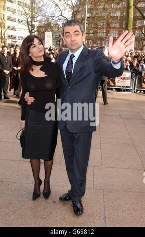 L'attore Rowan Atkinson con sua moglie Sunetra arriva per la prima inglese di Johnny all'Empire in Leicester Square di Londra. Foto Stock