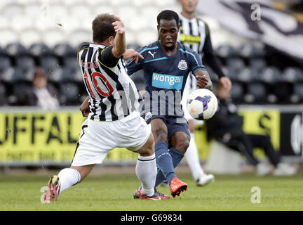 Paul McGowan di Saint Mirren (a sinistra) e Vurnon Anita del Newcastle United combattono per la palla durante un'amichevole pre-stagione a St Mirren Park, Paisley. Foto Stock