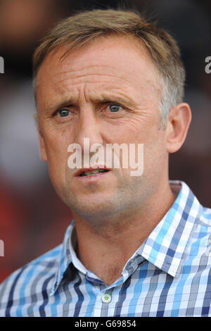 Calcio - Pre-Season friendly - Kidderminster Harriers v Cheltenham Town - Aggborough. Mark Yates, responsabile della città di Cheltenham Foto Stock