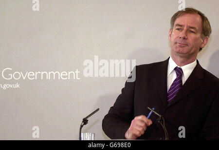 Il Segretario alla Difesa Geoff Hoon si è rivolto a Londra a una conferenza stampa, a seguito dei recenti sviluppi della guerra in Iraq. Con le truppe statunitensi per le strade di Baghdad e le forze britanniche a Basra, Hoon ha detto che i giorni del regime erano ormai quasi trascorsi. * .... e che il governo di Saddam Hussein sull'Iraq stava per finire Foto Stock