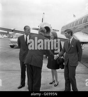 Stretta di mano per il principe Carlo, il principe di Galles, come, insieme con il principe Filippo, il duca di Edimburgo, E la principessa Anne, viene accolta all'aeroporto di Heathrow dopo aver volato da Dyce (Aberdeen) in un Andover del volo della Regina pilotato dal Duca per assistere ai funerali della Principessa Marina, Duchessa di Kent, a Windsor. Foto Stock