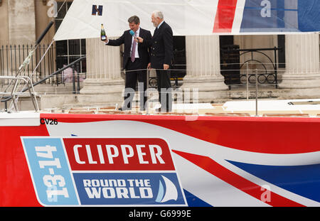 Sir Robin Knox-Johnston (a destra) e il ministro dello sport Hugh Robertson dopo aver battezzato lo yacht chiamato Gran Bretagna a Trafalgar Square, Londra. PREMERE ASSOCIAZIONE foto. Data immagine: Mercoledì 31 luglio 2013. Il credito fotografico dovrebbe essere: John Walton/PA Wire Foto Stock