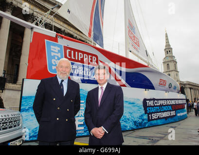 Sir Robin Knox-Johnston (a sinistra) e il ministro dello Sport Hugh Robertson con lo yacht 'Gran Bretagna' in occasione di un evento di lancio a Trafalgar Square, Londra. Foto Stock