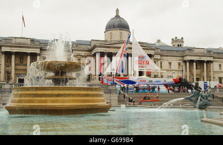 Vela - Clipper Round The World Race - Build Up - Trafalgar Square. Vista generale dello yacht 'Gran Bretagna' in occasione di un evento di lancio a Trafalgar Square, Londra. Foto Stock