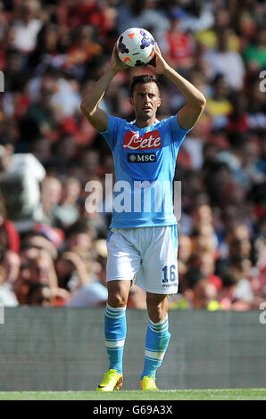Calcio - Emirates Cup 2013 - Arsenal v Napoli- Emirates Stadium. Giandomenico Mesto di Napoli entra a fare un tiro Foto Stock