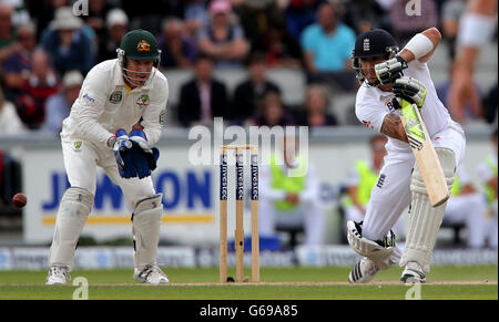 Il britannico Kevin Pietersen guida durante il singolo over bowled dal capitano australiano Micheal Clarke guardato dal wicketkeeper Brad Haddin , durante il quinto giorno della terza partita di prova di Investec Ashes all'Old Trafford Cricket Ground, Manchester. Foto Stock