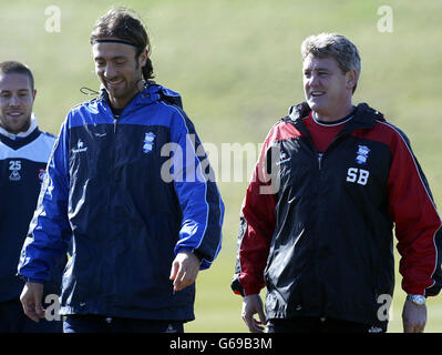 Steve Bruce (a destra), il responsabile della città di Birmingham, condivide una battuta con Christophe Dugarry durante l'allenamento a Wast Hill, prima della loro partita a Manchester City di domenica. Foto Stock