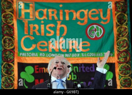 Il presidente irlandese Michael D. Higgins visita l'Haringey Irish Cultural and Community Center nel nord di Londra, dove ha incontrato i membri della squadra di calcio senior di Londra e altri membri della comunità irlandese a Londra. Foto Stock