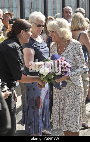 Sua altezza reale la Duchessa di Cornovaglia, che sta celebrando il suo 66 ° compleanno, incontra persone e viene dato fiori da benestanti per le strade di Lostwithiel, come la Duchessa e il Principe prendono parte alla loro visita estiva annuale a Cornovaglia e Devon. Foto Stock