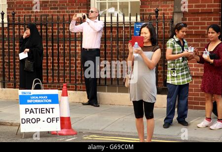 Membri del pubblico fuori dall'ala privata Lindo del St Mary's Hospital, Paddington, nel centro di Londra, dove la Duchessa di Cambridge dovrebbe consegnare il suo bambino. Foto Stock