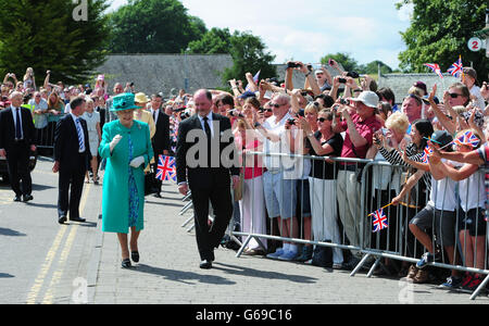 La regina Elisabetta II si fa un'onda verso la folla quando arriva a Bowness sul molo di Windermere. Foto Stock