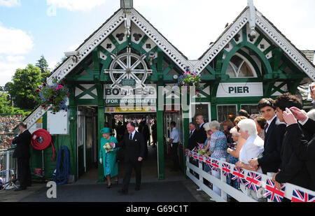 La regina Elisabetta II accompagnata da Bill Bewley, presidente di Windermere Lake Cruises arriva a Bowness sul molo di Windermere, Cumbria. Foto Stock