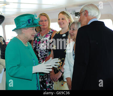 La regina Elisabetta II parla con i residenti locali mentre viaggia sulla nave da crociera Teal a Brockhole, Windermere, Cumbria. Foto Stock