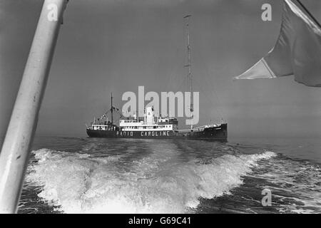 Stazione musicale pirata radio Caroline North, ancorata al largo di Ramsey, Isola di Man. La Commissione intende continuare la trasmissione radiotelevisiva nonostante un ordine in seno al Consiglio, entrato in funzione un minuto dopo la mezzanotte e che estende all'isola la legislazione "pirata pop" del Regno Unito. La stazione e la sua nave sorella - radio Caroline South, che trasmittente al largo di Felixstowe - sono stati banditi dopo l'entrata in vigore del Marine Broadcasting Inflests Act. Foto Stock