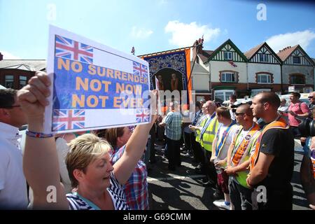 Orangemen durante uno stand-off con la polizia su Woodvale Road, Belfast, vicino all'Ardoyne, dopo la loro marcia di protesta è stato reinstradato dalla commissione parate. Foto Stock