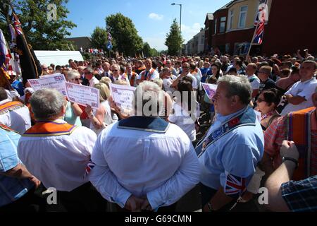 Orangemen durante uno stand-off con la polizia su Woodvale Road, Belfast, vicino all'Ardoyne, dopo la loro marcia di protesta è stato reinstradato dalla commissione parate. Foto Stock