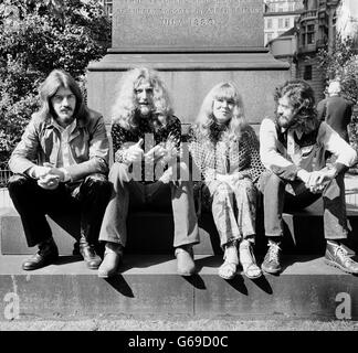 I membri del LED Zeppelin (l-r) John Bonham, Robert Plant e Jimmy Page con il cantante Sandy Denny dopo aver ricevuto i loro premi nel Melody Maker Pop poll di Londra. Foto Stock