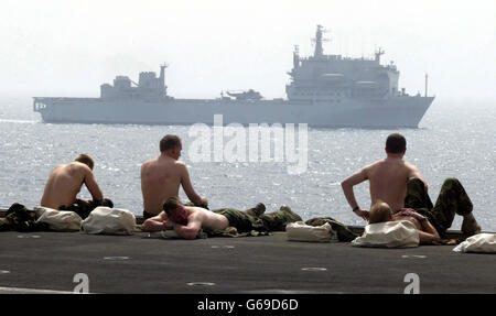 L'equipaggio a bordo della portaerei HMS Ocean, fai una pausa nel Golfo Persico, mentre le forze britanniche e americane sono pronte ad attaccare l'Iraq. Foto Stock