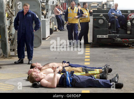 L'equipaggio a bordo della portaerei HMS Ocean, fai una pausa nel Golfo Persico, mentre le forze britanniche e americane sono pronte ad attaccare l'Iraq. Foto Stock