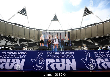 Little Mix - (da sinistra a destra) Perrie Edwards, Jade Thirlwall, Jesy Nelson e Leigh-Anne Pinnock si esibiscono durante la National Lottery Anniversary Run - un circuito di cinque miglia intorno al Queen Elizabeth Olympic Park a Stratford East London. Foto Stock