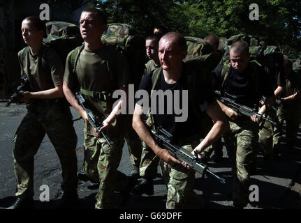 Le reclute della riserva dell'esercito che prendono parte ad un'esercitazione di corsa di fondo nelle colline di Pentland, vicino Edimburgo, che prova la loro abilità nel sopravvivere fuori nel campo in uno dei giorni più caldi dell'anno. Foto Stock