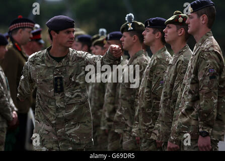 La Army Reserve recluta una sfilata intorno alle caserme di Redford, durante la loro sfilata dopo un mese di allenamento. Foto Stock