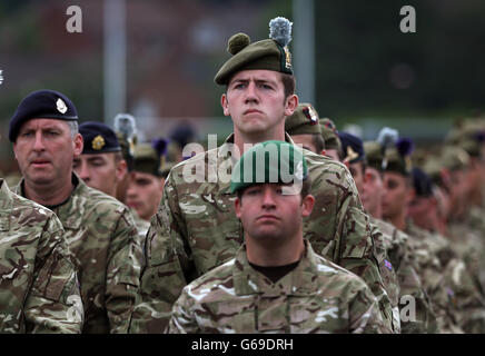 La Army Reserve recluta una sfilata intorno alle caserme di Redford, durante la loro sfilata dopo un mese di allenamento. Foto Stock