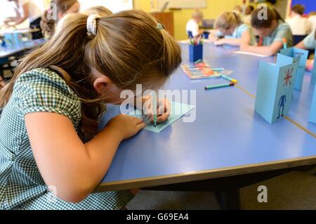 Gli allievi della Bucklebury Church of England Primary School di Bucklebury, la casa di famiglia dei Middletons, fanno le schede di congratulazioni per il duca e la duchessa di Cambridge per la nascita del loro figlio. Foto Stock