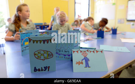 Vista generale delle schede di congratulazioni per il duca e la duchessa di Cambridge alla nascita del figlio, fatte dagli allievi della Bucklebury Church of England Primary School a Bucklebury, la casa di famiglia dei Middletons. Foto Stock