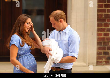 Il Duca e la Duchessa di Cambridge lasciano l'Ala Lindo del St Mary's Hospital di Londra, con il loro neonato figlio, il Principe Giorgio di Cambridge. Foto Stock