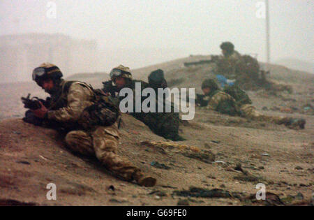 Fanteria leggera del 2° gruppo reale di battaglia carri armati durante il combattimento nella zona di Az Zubaya vicino a Basra durante le prime ore del mattino. Foto Stock