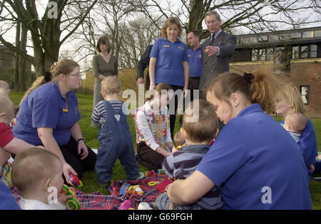 Il Principe del Galles visita Sunny Days Children's Nursery, nel villaggio di Poundbury a Dorset, come parte delle celebrazioni per il 10° anniversario dello sviluppo. Al vivaio, alcuni dei bambini hanno avuto la possibilità di incontrare il Principe. In una classe ha fatto le forme con i bambini e ha anche visto i giovani giocare a giochi educativi sul computer. Fu anche presentato con un grande coniglio di cioccolato come regalo di Pasqua. Foto Stock