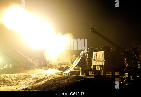 I cannoni britannici da 105mm lanciano gironi super-carichi a lungo raggio durante un attacco notturno da parte del Comando Regiment Royal Artillery britannico del 29 nell'Iraq meridionale. * il primo ministro britannico Tony Blair è volato a Washington per un incontro del consiglio di guerra con il presidente George W. Bush, desideroso di convincere il suo alleato che le Nazioni Unite devono svolgere un ruolo centrale in un Iraq del dopoguerra. Foto Stock