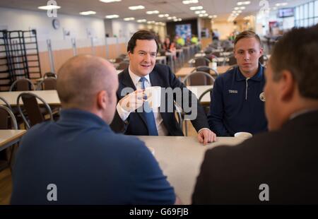 Il Cancelliere visita le Midlands. Il Cancelliere dello scacchiere George Osborne incontra il personale del Centro Nazionale di distribuzione di Tesco vicino a Rugby. Foto Stock