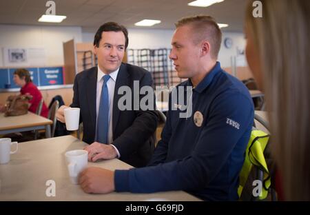 Il Cancelliere visita le Midlands. Il Cancelliere dello scacchiere George Osborne incontra il personale del Centro Nazionale di distribuzione di Tesco vicino a Rugby. Foto Stock