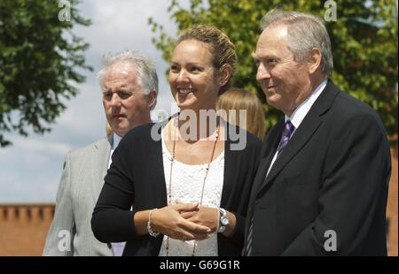 Sally Nightingale, la moglie dell'ex cecchino SAS, il sergente Danny Nightingale parla alla stampa con il padre di Danny Humphrey (a destra) fuori dal Centro di Corte militare di Bulford, Wiltshire, dove il marito è stato condannato per una seconda volta per il possesso di una pistola e di munizioni. Foto Stock