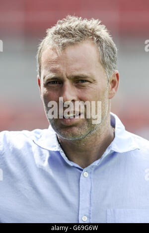 Calcio - Pre-Season friendly - Dagenham & Redbridge v Crystal Palace - Victoria Road. Wayne Burnet, Dagenham e Redbridge manager Foto Stock