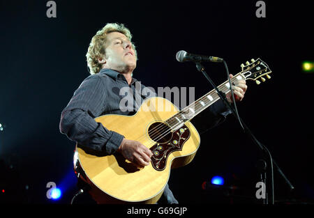 Roger Daltrey si esibisce sul palco durante il terzo in una serie di concerti speciali per la Teenage Cancer Trust Charity presso la Royal Albert Hall nel centro di Londra. * gli spettacoli del Teenage Cancer Trust sono il frutto del frontman dell'OMS Roger Daltrey e del co-presidente della carità Dr Adrian Whiteson. Foto Stock