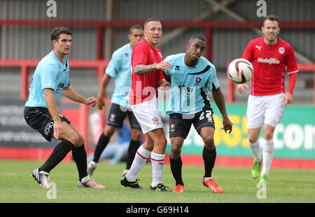 Craig Bellamy della città di Cardiff si prepara a ballare con il Craig Braham-Barrett della città di Cheltenham, durante l'amichevole pre-stagione all'Abbey Business Stadium, Cheltenham. Foto Stock