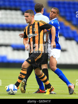 Calcio - amichevole - Birmingham City / Hull City - St Andrews. L'arbitro David Coote si trova tra Tom Adeyemi di Birmingham City e Robbie Brady di Hull City Foto Stock