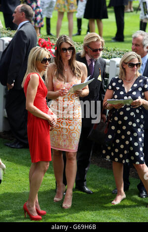 Elizabeth Hurley (seconda da sinistra) durante il secondo giorno del weekend Betfair del 2013 all'ippodromo di Ascot, Berkshire. Foto Stock