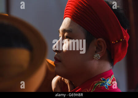 Un mezzo maschio è vestito e circa per eseguire Len Dong, uno spirito esperienze tramite medium rituale nel Vietnam centrale. Foto Stock