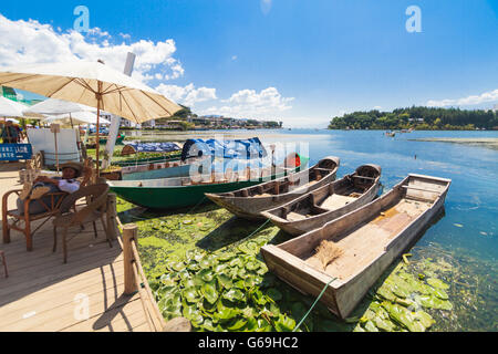 Vista sul lago Erhai nella provincia dello Yunnan con piccole barche in una giornata di sole a Shuanglang, Cina Foto Stock