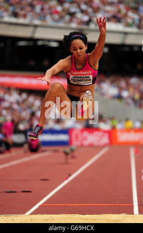 Katarina Johnson-Thompson della Gran Bretagna durante il lungo salto delle donne durante il secondo giorno della riunione della IAAF London Diamond League allo Stadio Olimpico di Londra. Foto Stock