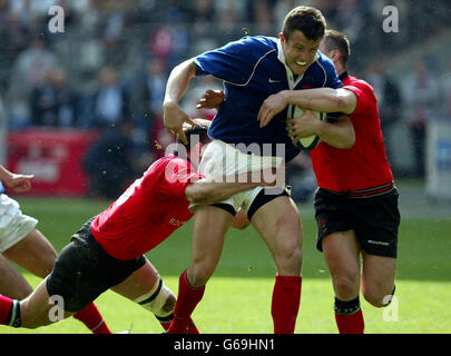 Damian Traille in Francia scompone i tackles di Mark Taylor (a sinistra) e Iestyn Harris (a destra) del Galles durante la partita RBS 6 Nations Championship allo Stade de France, Parigi. Foto Stock