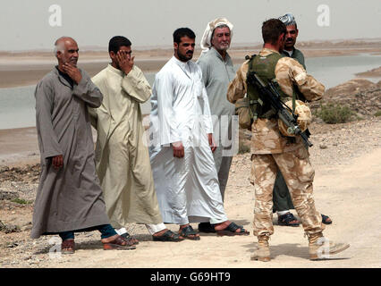 Soldati britannici in servizio di ingresso dal 29 Commando Regiment Royal Artillery si fermano e cercano un veicolo civile in un blocco stradale vicino alla roccaforte militare irachena di Abu al Khasib fuori di Basra nel sud dell'Iraq. * il sostegno dei britannici per la guerra contro l'Iraq è diminuito per la prima volta dall'inizio del conflitto, un sondaggio di opinione pubblicato lunedì trovato. Foto Stock